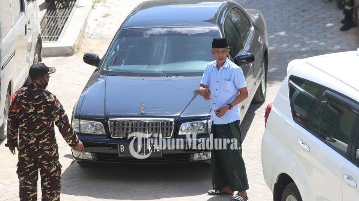 Mobil eks Presiden Gus Dur yang dibeli Haji Her saat terparkir di halaman Kantor PCNU Pamekasan, Madura.