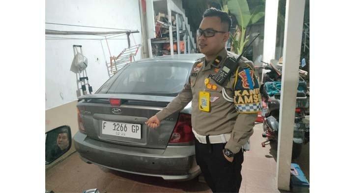 Mobil plat F yang dikendarai kakek Manik terparkir di rumahnya