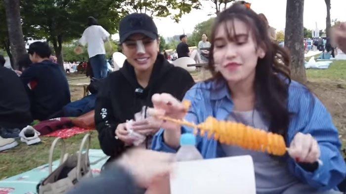 Momen Nikita Mirzani bertemu Ayu Ting Ting di Korea