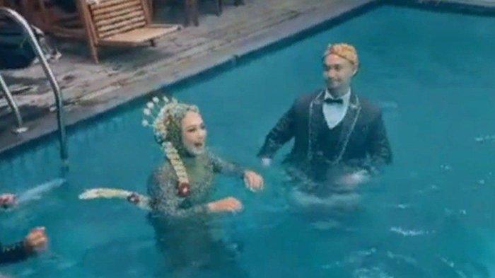 Momen lucu pengantin jatuh ke dalam kolam saat hendak foto bersama.