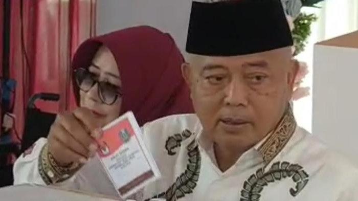 Muhammad Sanusi mencoblos di Pilkada Kabupaten Malang 2024, Rabu (27/11/2024).