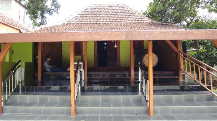 Tampak depan Musala Annur atau dikenal dengan sebutan Langgar Gantung di Kota Blitar