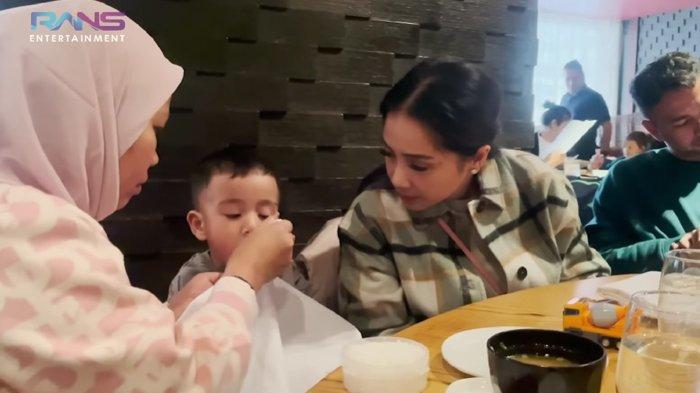 Nagita Slavina makan bersama tim RANS dan Suster Rini 3