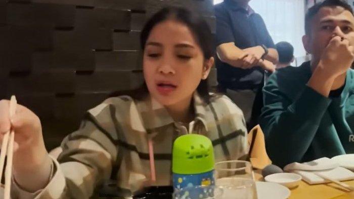 Nagita Slavina makan bersama tim RANS dan Suster Rini 5