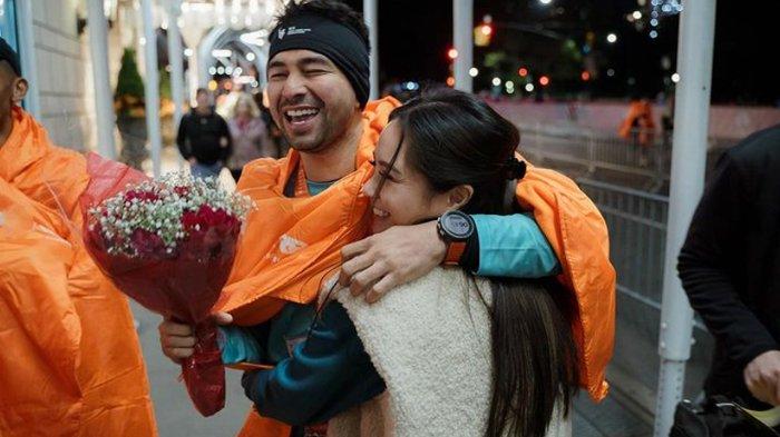 Nagita Slavina memberi buket bunga untuk Raffi Ahmad