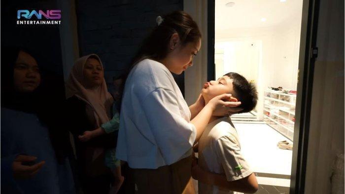 Nagita Slavina menangis melihat Rafathar bersedih saat ditinggal ke Korea Selatan