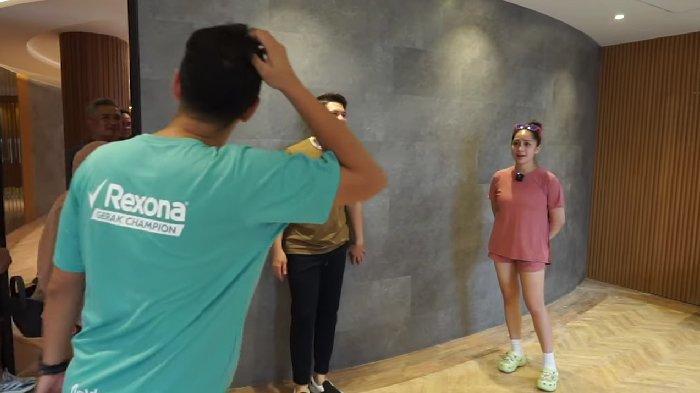 Nagita Slavina menyindir Raffi Ahmad gak punya waktu untuk foto keluarga