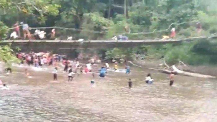 Nasib Apes Puluhan Warga Jatuh ke Sungai Saat Lihat Lomba Tangkap Bebek, Gegara Jembatan Ambruk