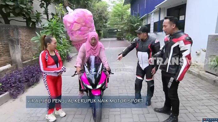 Ndo Lina emak-emak viral dagang kerupuk naik motor sport
