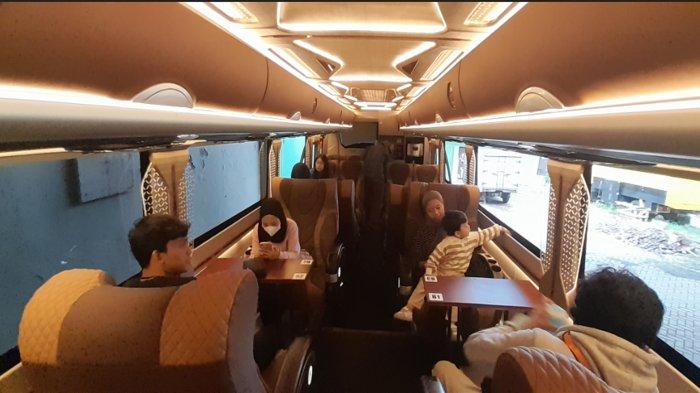 Suasana ngabuburit di dalam bus di program Ngo-Bus, Kamis (15/3/2024) yang ditawarkan Robusto Coffee Jl Tlogomas 2 Malang. 