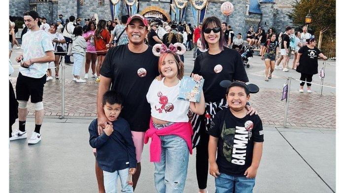 Nia Ramadhani bersama Ardi Bakrie dan anak-anaknya liburan ke Amerika
