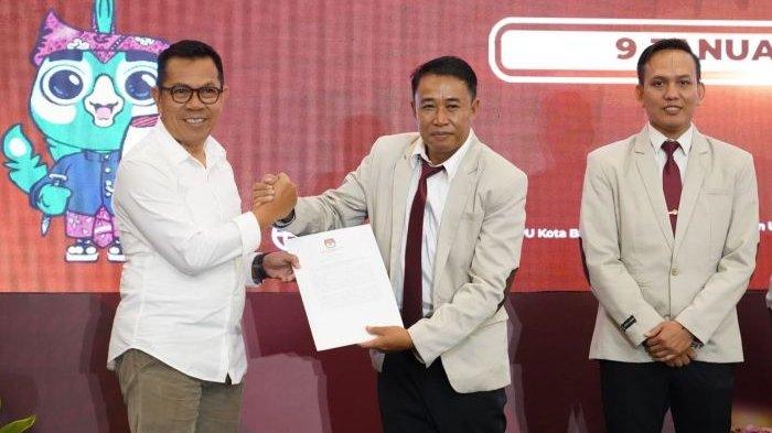 Ketua KPU Kota Batu Heru Joko Purwanto menyerahkan surat penetapan sebagai Wali Kota Batu terpilih hasil Pilwali 2024 di Singhasari Resort, Kamis (9/1/2025). Nurochman ajak semua elemen masyarakat jaga kondusifitas usai ditetapkan jadi Wali Kota Batu terpilih.