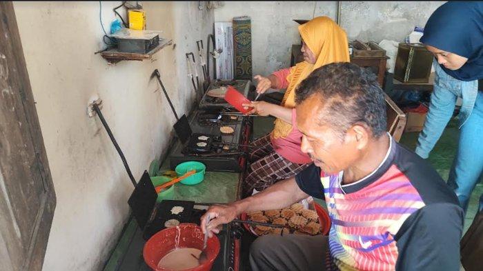 Proses Pembuatan Opak Gambir di Dusun Jatirejo, Desa/Kecamatan Suruh, Kabupaten Trenggalek 