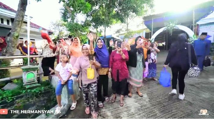 Orang-orang kampung antusias menyambut Ashanty dan Anang Hermansyah