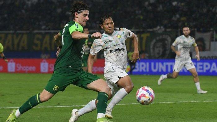 GIRING BOLA: Striker Persebaya Tumbas menggiring bola yang dibayang-bayangi pemain Persib Bandung di GBT, Sabtu (1/3/2025) malam. Dalam laga kandang ini, Persebaya membantai Persib Bandung dengan skor 4-1.