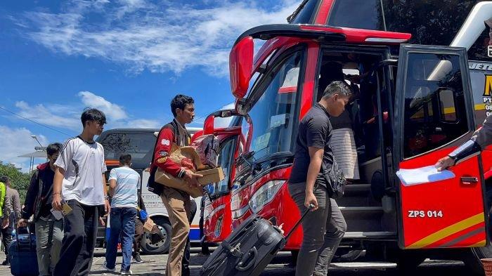 Siswa memasuki bus baru untuk dipulangkan ke Bali usai tertahan karena bus pariwisata yang mengalami rem blong di Rest Area Jalan Oro-oro Ombo Kota Batu, Jawa Timur, Kamis (9/1/2025).. Bus Angkut SMK TI Bali Global Badung Kecelakaan di Kota Batu: Ban Retak, Halus dan KIR Mati