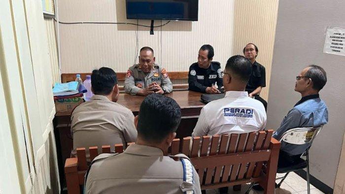 PERDAMAIAN - Pengusaha dan pemilik perusahaan CV Sentosa Seal, Jan Hwa Diana, saat menggelar pertemuan dengan Wakil Wali Kota Surabaya Armuji di rumah dinasnya, Senin (14/4/2025).