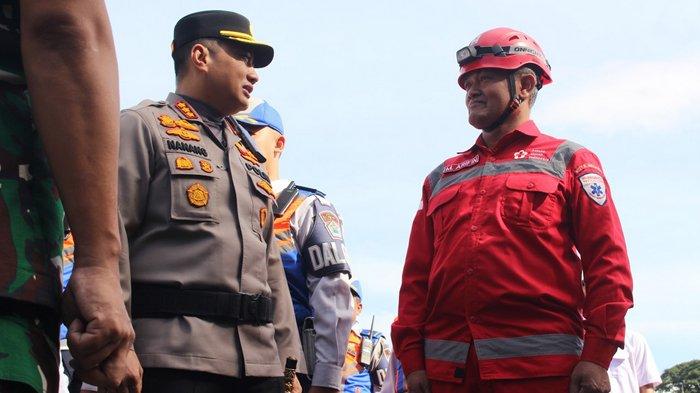 APEL GELAR PASUKAN: Kapolresta Malang Kota, Kombes Pol Nanang Haryono ngonrol dengan personel dari Palang Merah Indonesia (PMI) usai Apel Gelar Pasukan Operasi KetupatSemeru 2025 di Balai Kota Malang, Kamis (20/3/2025).