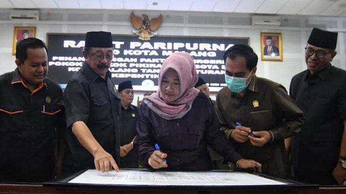 Sejumlah Anggota Komisi B DPRD Kota Malang melakukan Penandatanganan Pakta Integritas Pokok-Pokok Pikiran Anggota DPRD Kota Malang Tanpa Benturan Kepentingan di ruang rapat Paripurna DPRD Kota Malang, Senin (13/5/2024).