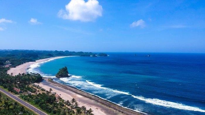 Pantai Parang Dowo di Desa Gajahrejo, Kecamatan Gedangan, salah satu tempat wisata Malang