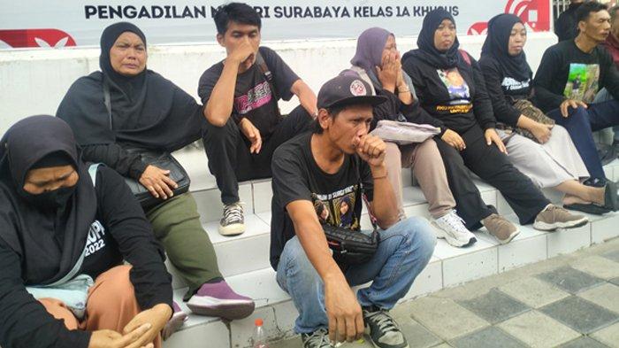 Para keluarga korban tragedi Kanjuruhan menangis di halaman Pengadilan Negeri Surabaya