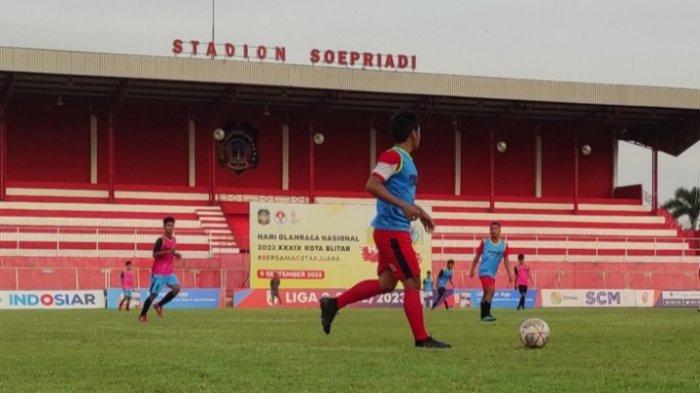 Para pemain PSBR mengikuti latihan di Stadion Soepriadi, Kota Blitar
