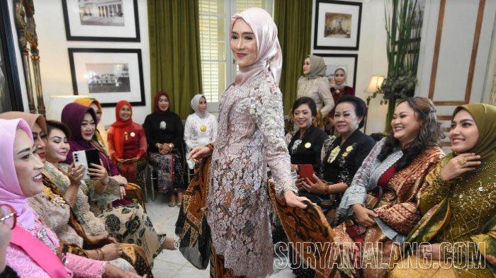 Para perempuan ayu berbusana kebaya beragam model berlenggak-lenggok di restoran De Soematra 1910, Surabaya, Sabtu (23/12/2023).