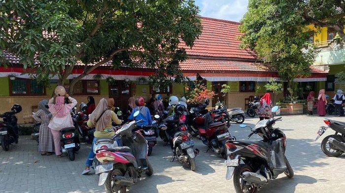 Para wali murid beramai-ramai mendatangi sekolahan tuntut guru yang suka menciumi murid