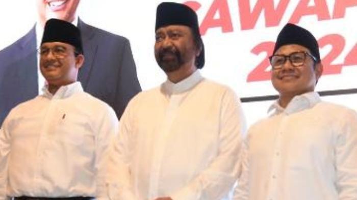 Ketua Umum Partai Nasdem Surya Paloh (tengah) diapit Anies Baswedan dan Muhaimin Iskandar saat Deklarasi Capres Cawapres 2024 di Hotel Majapahit Surabaya, Sabtu (2/9/2023).
