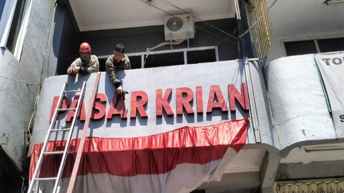 Petugas Pemadam kebakaran tengah melakukan pembahsahan di Pasar Krian yang terbakar , Selasa (20/8/2024)