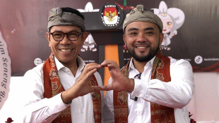 Paslon Nurochman dan Heli Suyanto saat mendaftar ke KPU Kota Batu didampingi istri masing-masing, Rabu (28/8/2024).