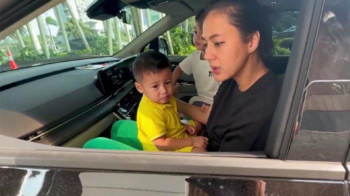 Paula Verhoeven dan kedua anaknya di dalam mobil