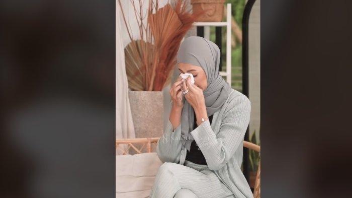 Paula Verhoeven menangis cerita perjalanannya memakai hijab