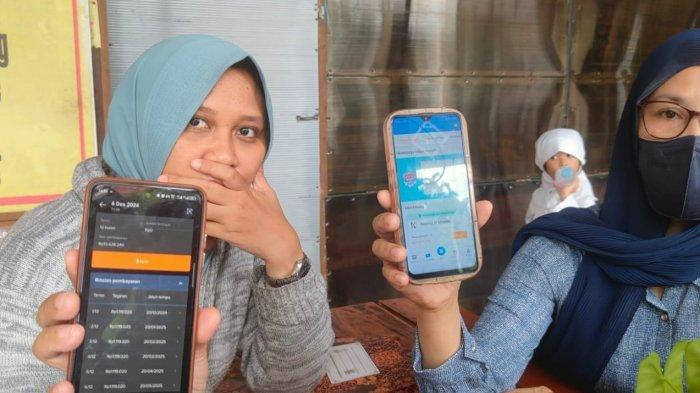 DIPAKSA TANGGUNG UTANG - Pedagang UMKM di Sememi, Surabaya, menunjukkan tagihan senilai Rp 34 juta di aplikasi pinjol, Selasa (4/1/2025). Ia terlilit utang setelah ditawari orang yang mengaku utusan Pemkot Surabaya yang membantu mengucurkan dana pinjaman kepada para pedagang.