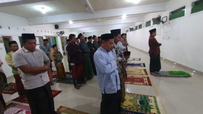 Pelaksanaan salat tarawih kilat di Kabupaten Indramayu, Senin 12 April 2021