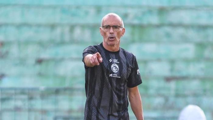 Pelatih Arema FC Fernando Valente dalam sesi latihan di Stadion Gajayana, Kota Malang, Kamis (24/8/2023).