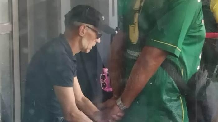 Pelatih Arema FC Fernando Valente menonton laga Persebaya Surabaya vs Borneo FC di tribune VVIP Stadion Gelora Bung Tomo (GBT) Surabaya, Minggu (3/9/2023).