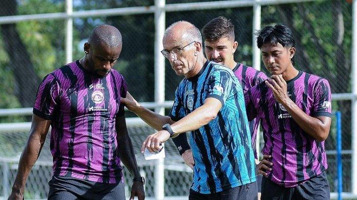 Pelatih Arema FC Fernando Valente saat memberikan instruksi kepada pemainnya dalam sesi latihan.