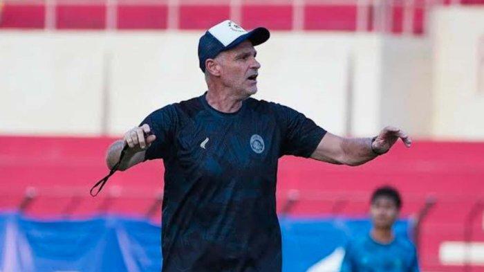 Pelatih Arema FC, Joel Cornelli saat memimpin latihan tim Arema FC di Stadion Soepriadi Blitar beberapa waktu yang lalu.