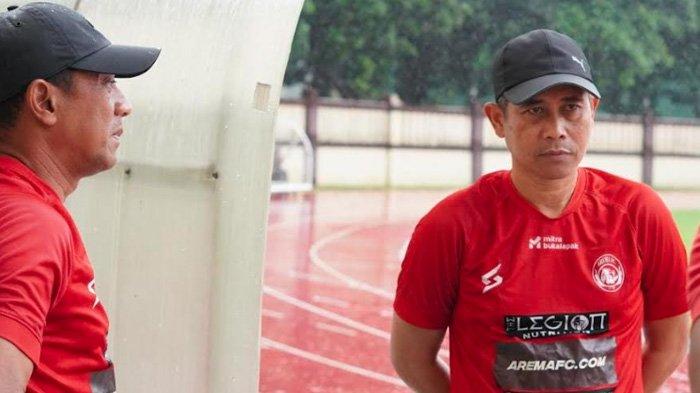 Pelatih Arema FC, Joko Susilo saat berdiskusi dengan pelatih I Putu Gede dalam persiapan menghadapi Dewa United di Pekan 29 Liga 1