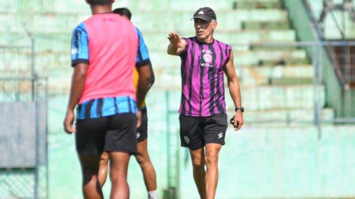 Pelatih Fernando Valente memberikan instruksi kepada para pemain Arema FC saat latihan di Stadion Gajayana, Kota Malang, Jawa Timur, Jumat (26/1/2024).