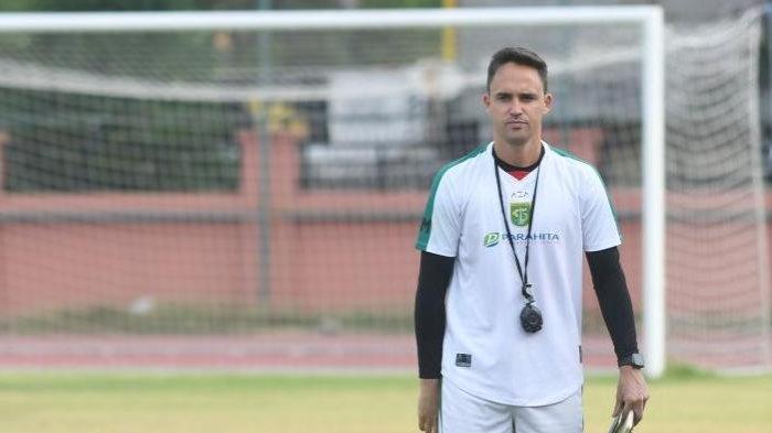Pelatih Persebaya Surabaya, Paul Munster, saat memimpin latihan di Lapangan Thor Surabaya, Senin (14/10/2024).
