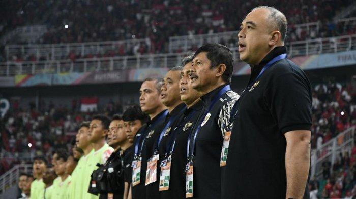 Pelatih Timnas Indonesia U-19, Indra Sjafri (dua dari kanan), bersama official di Piala AFF U-19 2024 atau ASEAN Cup U-19 2024.