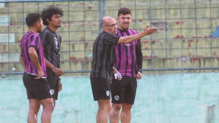 Pelatih tim sepakbola Arema FC Fernando Valente memberikan instruksi kepada anak asuhnya dalam sesi latihan di Stadion Gajayana, Kota Malang, Jawa Timur, Kamis (24/8/2023). Arema FC melakukan persiapan jelang lawan Persikabo 1973 dalam laga lanjutan Liga 1 2023 pada Senin (28/8/2023)
