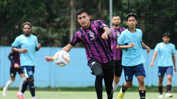 Pemain Arema FC Ariel Lucero saat duel dengan pemain Persema Malang dalam laga uji coba di lapangan ARG Lawang pada Jumat (17/11/2023).