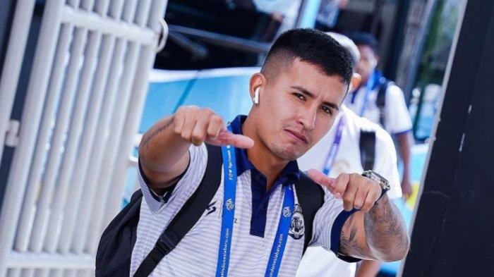 Pemain Arema FC, Ariel Lucero, saat tiba di Stadion Kapten I Wayan Dipta, Bali, sebelum melawan Bali United, Senin (4/12/2023).