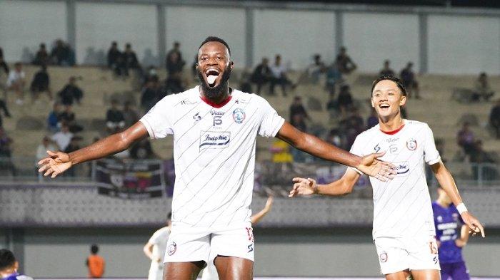 Pemain Arema FC, Charles Lokolingoy, selebrasi usai mencetak gol ke gawang Persita Tangerang di Stadion Indomilk Arena, Tangerang, Rabu (13/3/2024) malam). Pada laga ini, Persita menang 4-3.
