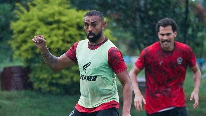HARUS ABSEN - Pemain Arema FC, Dalberto, dalam sesi latihan di Lapangan ARG Soccer Field Lawang. Dia dipastikan absen saat Singo Edan bertemu Malut United pada pekan 25 Liga 1 2024-2025 karena akumulasi kartu kuning.
