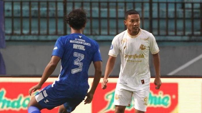 Pemain Arema FC, Dendi Santoso, saat menghadapi PSIS Semarang di Stadion Moch Soebroto Magelang, Kamis (26/9/2024).