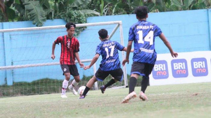 Pemain Arema FC Jojo (Jersey merah) saat menggocek bola dalam laga uji coba Arema FC menghadapi tim amatir Dukata FC di lapangan ARG Soccer Field Lawang pada Kamis (18/1/2024)